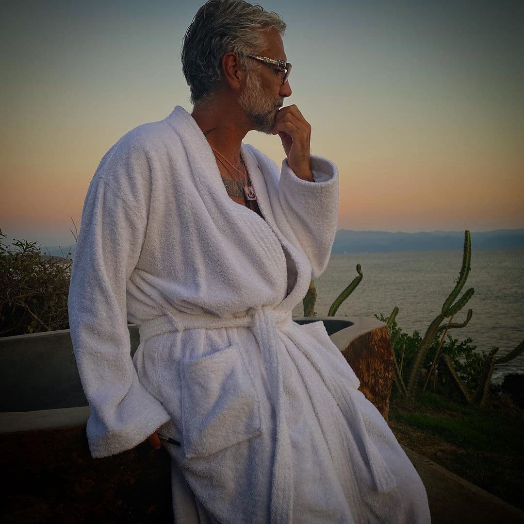 <b>Alejandro Fernández</b> publicó una postal en su casa frente al mar, reflexionando respecto a la situación que atraviesa el mundo.