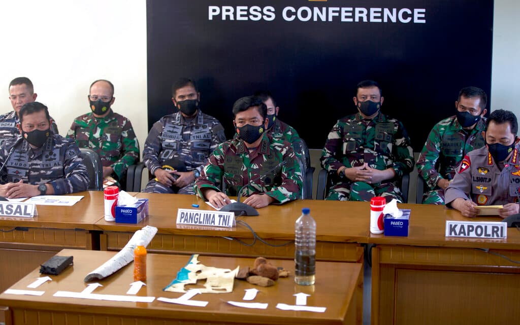 El jefe de la Armada de Indonesia presenta en conferencia de prensa algunos objetos encontrados en el agua y que se cree que pertenecían al KRI Nanggala 402.