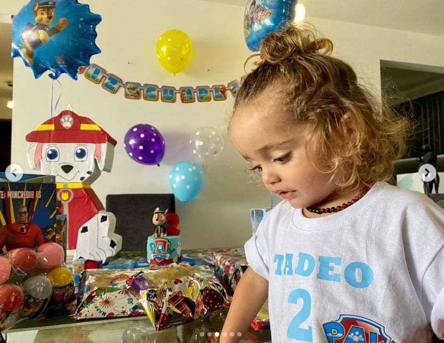 Ella cree que esa alternativa no es necesaria: "
<b><a href="https://www.univision.com/famosos/ferdinando-valencia-todavia-llora-la-muerte-de-dante-pero-no-piensa-recurrir-a-un-psicologo-fotos" target="_blank">No he tomado terapia</a></b>, porque mi terapia más grande es mi familia. Todos los días me levanto y volteo a ver a este niño (Tadeo) y digo 'no puedo estar ni llorando, no puedo estar lamentándome ni en depresión', ¿por qué? porque no lo puedo llevar a él a eso".
<br>