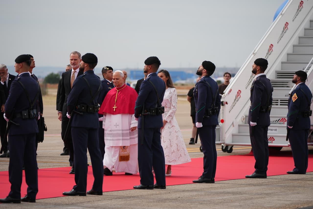 El Papa León XIV es recibido por el rey Felipe VI y la reina Letizia de Borbón en el aeropuerto de Barajas en Madrid, España.