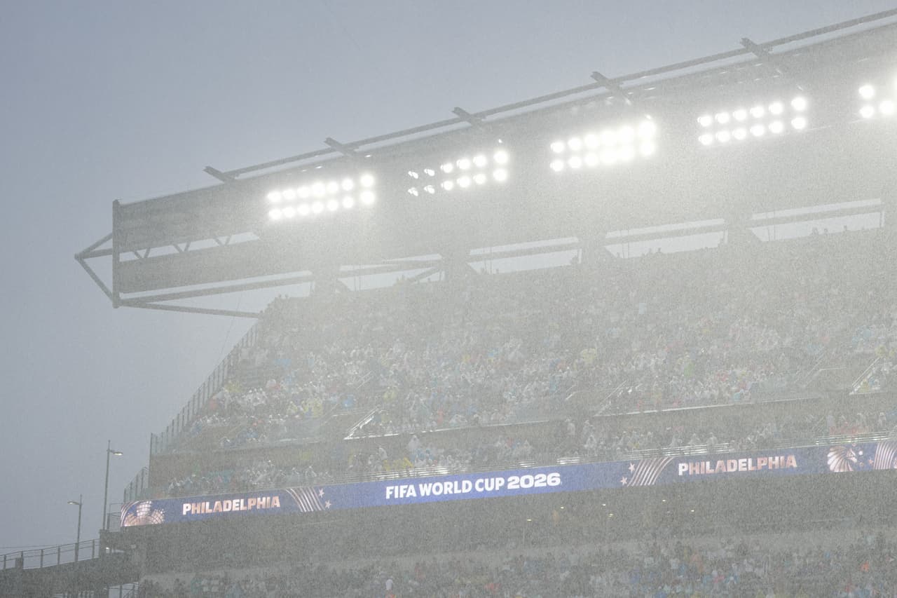 Unos aficionados observan el partido de fútbol del Grupo I de la Copa del Mundo entre Francia e Irak bajo la lluvia en Filadelfia, el lunes 22 de junio de 2026.