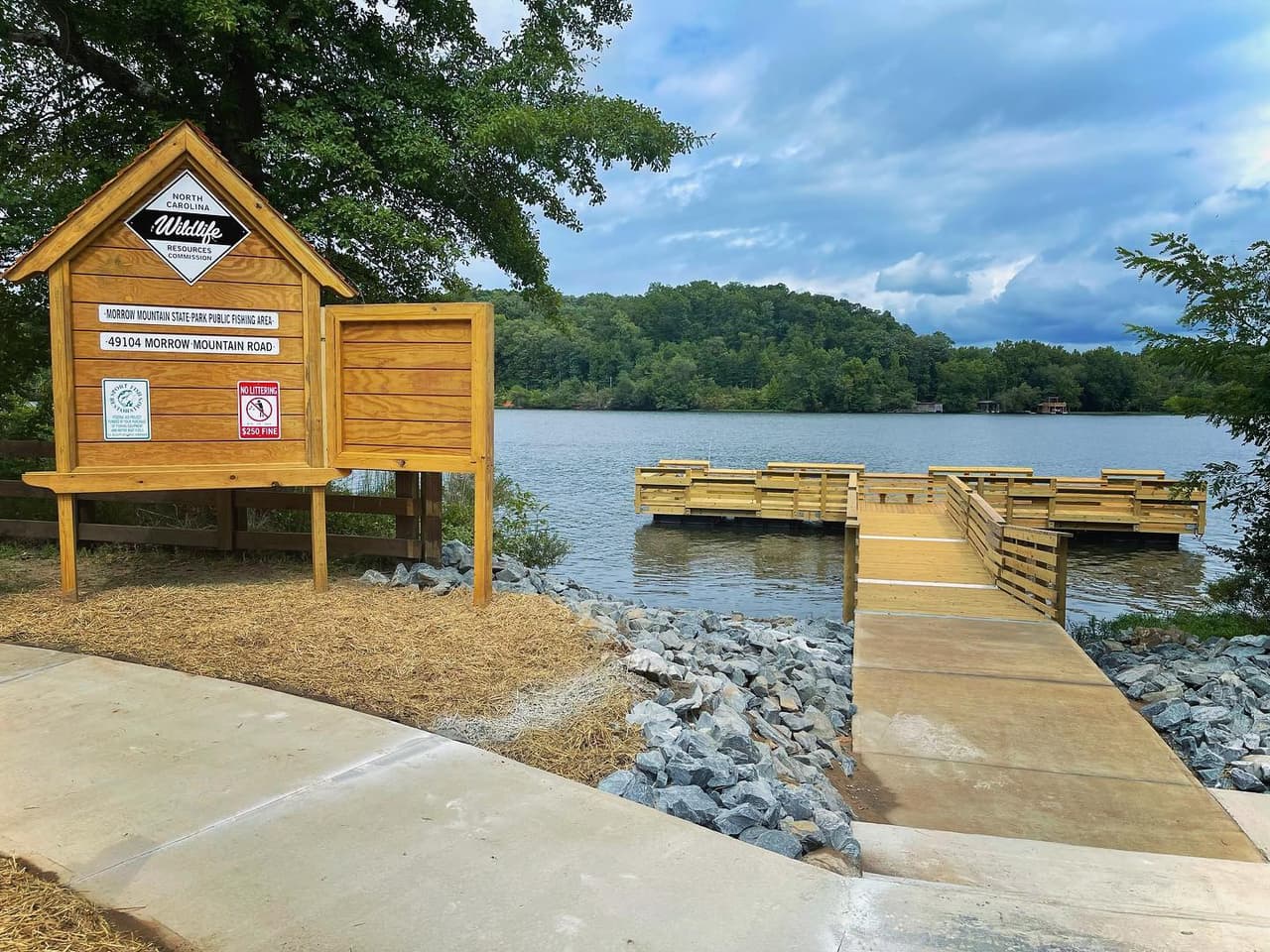<b><a href="https://www.ncparks.gov/morrow-mountain-state-park/home">Morrow Mountain State Park</a></b>: Elije una aventura en Morrow Mountain State Park, ya sea senderismo, campamento, remo, pesca, equitación, natación o simplemente contemplar el paisaje en uno de los puntos más altos en piedmont. Más de 15 millas de senderos para caminatas y 16 millas de senderos para herradura recorren el parque, desde la cima de la montaña Morrow hasta el lago Tillery, donde un cobertizo para botes ofrece canoas y botes de remos para alquilar y carnada para pescar.