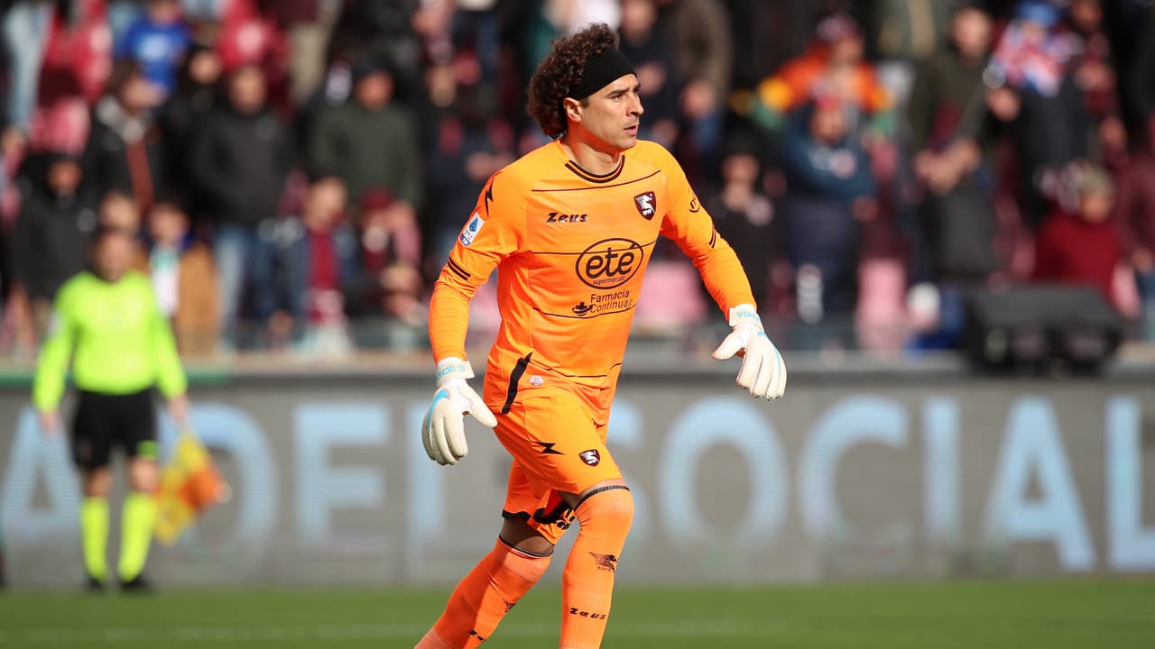 Salernitana evalúa renovación de Guillermo Ochoa