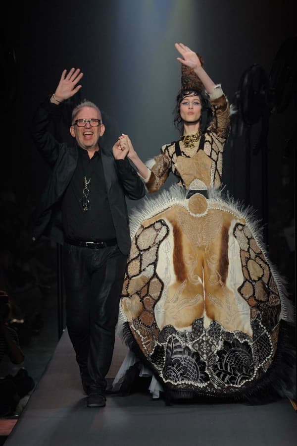El mundo de Jean Paul Gaultier se caracteriza por su autenticidad y extravagancia. Gaultier rompió con muchos estereotipos de la industria desde sus inicios. ¿Cómo olvidar los diseños de la gira “Blonde Ambition World Tour”, de Madonna?