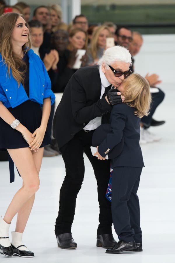 Karl Lagerfeld. Si la moda ofreciera títulos nobiliarios, seguramente Karl Lagerfeld llevaría la corona de Duque de la Moda. Sus grandes aportaciones a la industria como director creativo de Chanel, Fendi y de su propia marca, han colocado al alemán en los primeros lugares de la lista de mejores diseñadores en la historia.