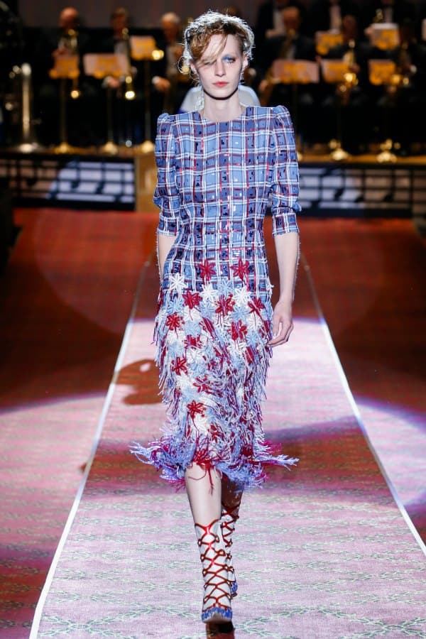 Marc Jacobs. Nacido en Nueva York, egresado de Parsons School of Design. A través de su genialidad creativa, ha logrado enamorarnos con sus múltiples colecciones (Marc Jacobs y Marc by Marc Jacobs). Durante los 15 años que estuvo bajo la dirección creativa de Louis Vuitton nos hizo volar colección tras colección.