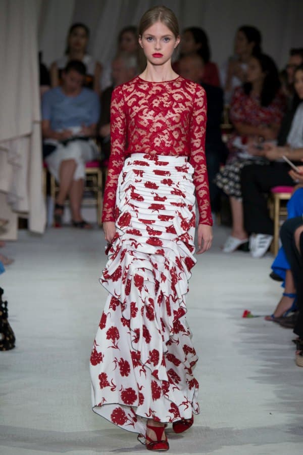 Oscar de la Renta. Los inicios del gran diseñador dominicano — fallecido recientemente — fueron en el taller de Cristóbal Balenciaga, quien fue su mentor. Después, Diana Vreeland lo aconsejó en qué pasos seguir, y hoy no hay mejor forma para describirlo que El Gran Oscar de la Renta.