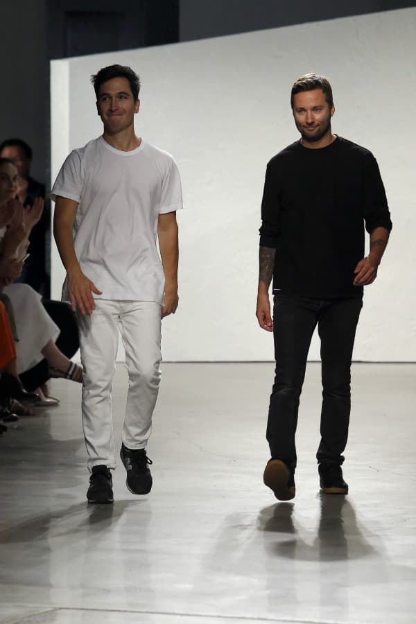 Proenza Schouler. Lazaro Hernandez y Jack McCollough le han dado una nueva narrativa al universo creativo de la moda. Desde hace más de una década han revolucionado los colores y matices de la industria con sus siluetas y texturas progresistas.