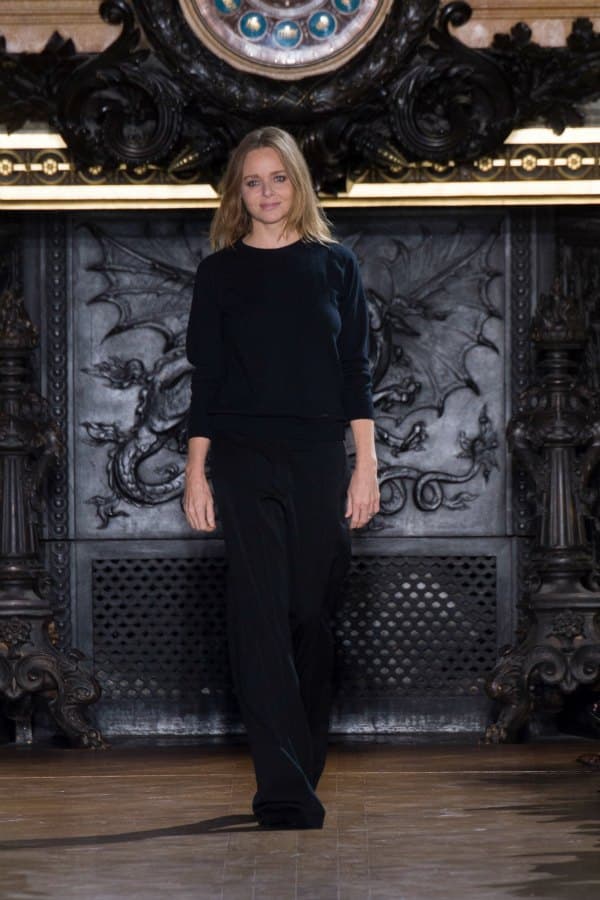 Stella McCartney. Hija de Sir Paul McCartney, egresada de Central Saint Martins y con un indudable don artístico, Stella McCartney ha sabido construir su propio nombre y reputación. Stella destaca por la simplicidad, conciencia ambiental y elegancia en sus creaciones.
