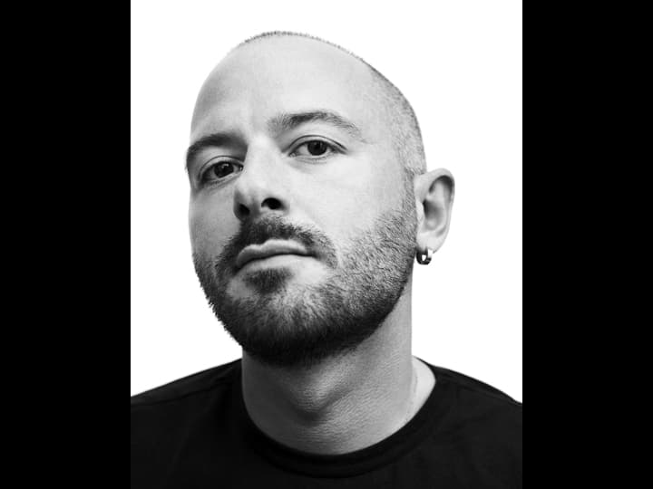 Balenciaga. Los pasos de Cristóbal Balenciaga siguen más presentes que nunca. El español ha dejado un legado con su representativo vocabulario de alta costura, que sigue inspirando a talentos emergentes. Hoy Demma Gvasalia, ayer Wang y Ghesquière, pero siempre conservando la esencia de la firma.