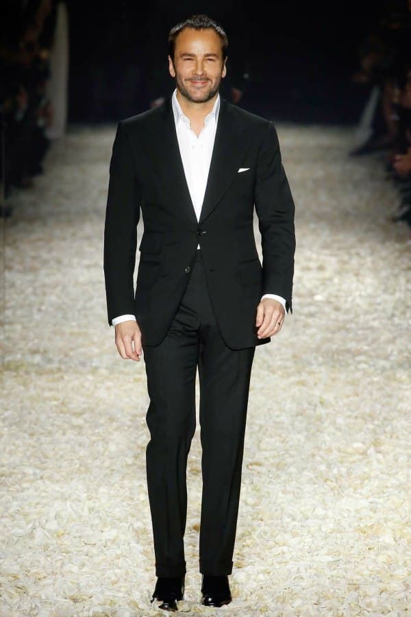 Tom Ford. Siendo estudiante de Arquitectura descubrió su gran pasión por la moda. Eso lo llevó a ser Director Creativo de Gucci y posteriormente a lanzar su propia marca, Tom Ford, la cual es sinónimo de sofisticación, estilo y elegancia.