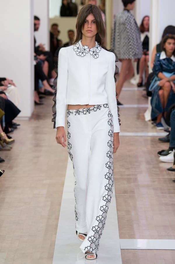 Ungaro. Las colecciones de Emanuel Ungaro representan libertad y versatilidad. Hoy la firma se encuentra bajo la dirección creativa del italiano Fausto Puglisi.