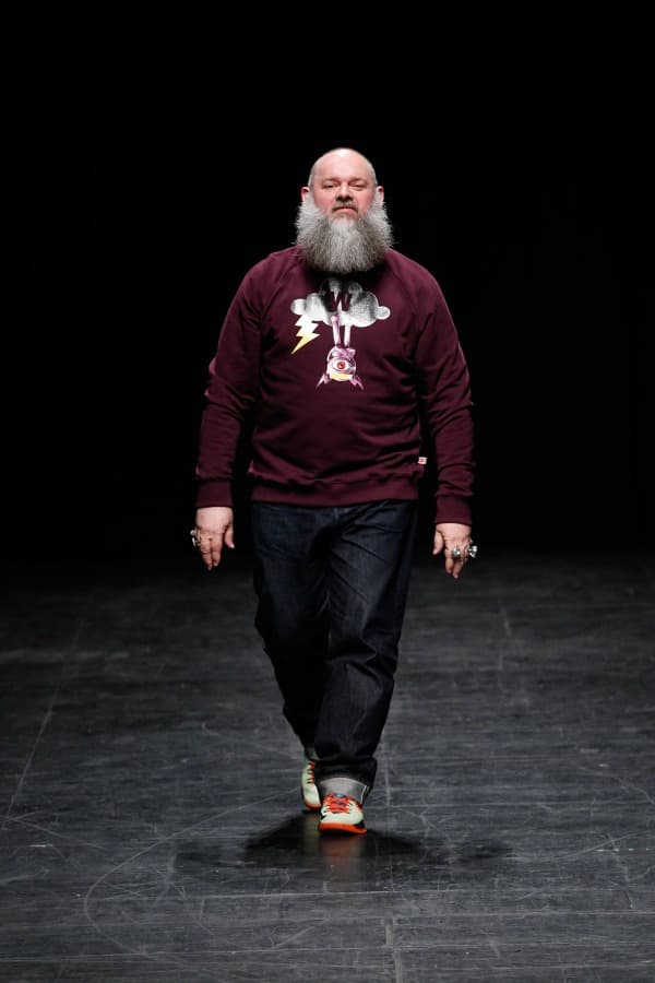 Walter Van Beirendonck. Contemporáneo de Dries Van Noten, el belga Walter Van Beirendonck ha revolucionado con su inusual técnica de color y su influencia étnica dentro de sus colecciones.