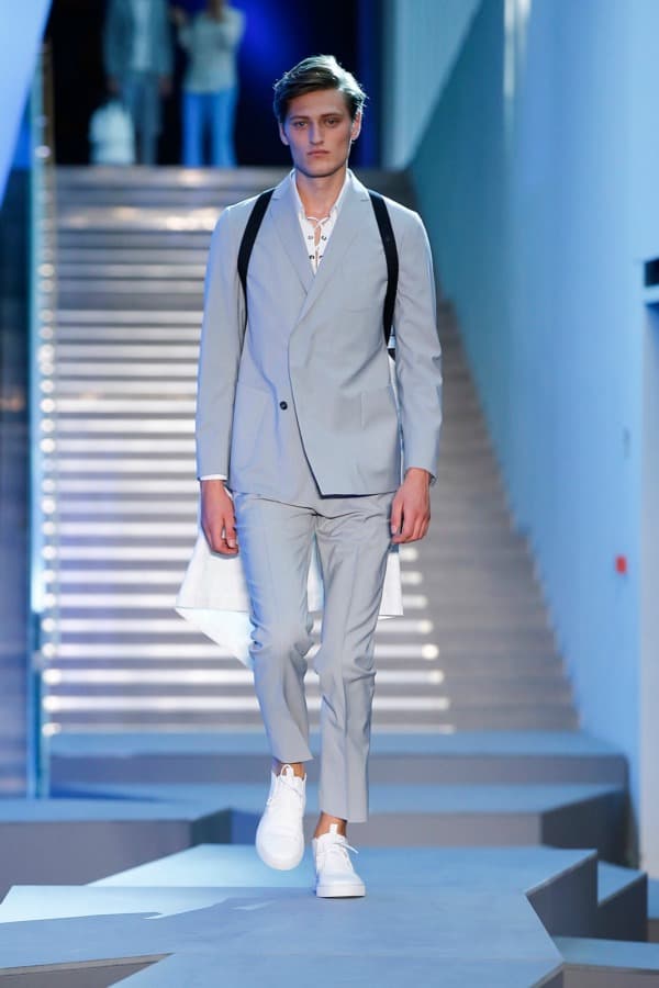 Zegna. Ermenegildo Zegna ha formado parte de la historia de la moda por mas de 100 años. Sobriedad y masculinidad caracterizan a la firma.