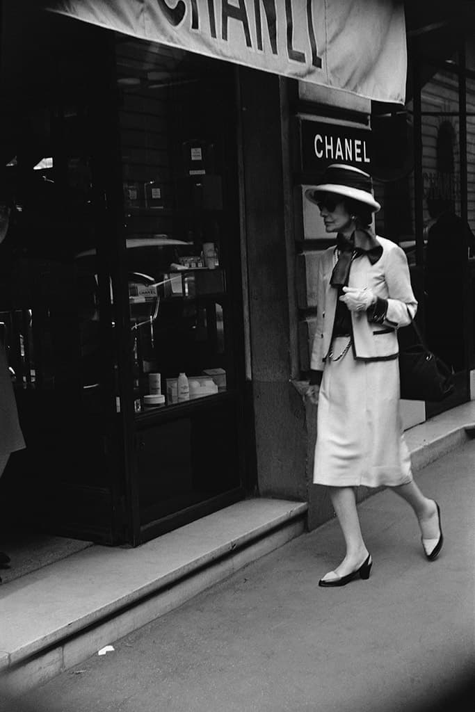 Coco Chanel. Rebelde, irreverente y progresista son adjetivos capaces de definir al gran genio Gabrielle Chanel, quien transformó el mundo de la moda y se convirtió en un icono de estilo, elegancia y feminidad que sigue vivo a través del espíritu creativo de Karl Lagerfeld.