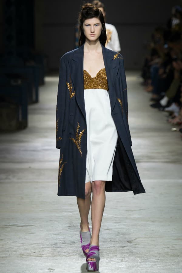 Dries Van Noten. Egresado de la Real Academia de Bellas Artes de Amberes, el belga ha producido con su estilo minimalista y complejo, un compendio de colecciones que han conquistado las principales capitales de la moda.