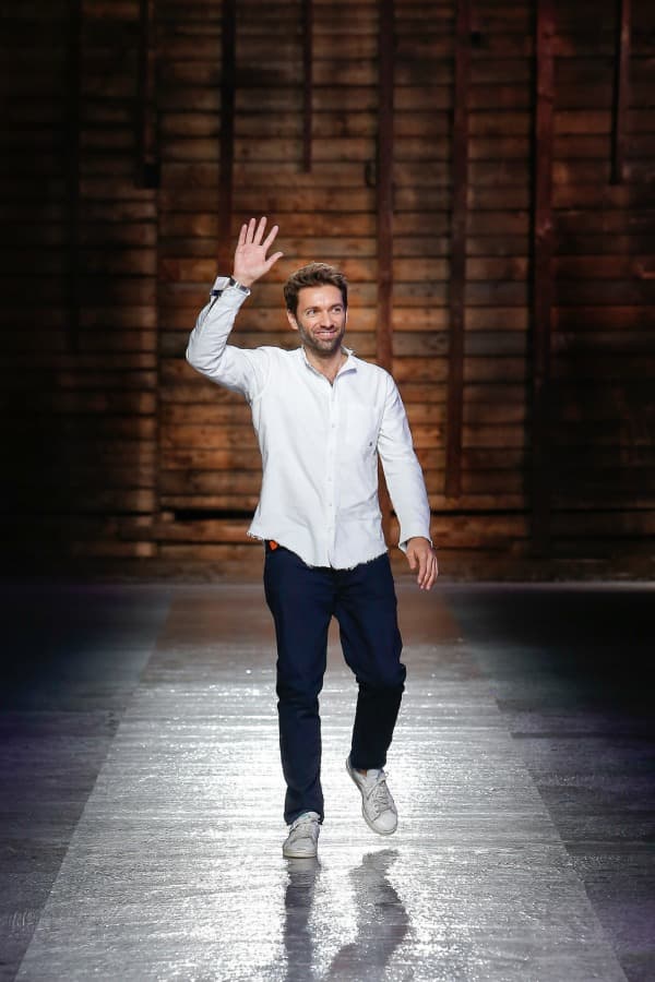 Emilio Pucci. La historia del aristócrata Emilio Pucci como diseñador nació en 1984 cuando la legendaria editora Diana Vreeland descubrió su talento y le presento al mundo de la moda al gran signore Emilio Pucci. Actualmente, Massimo Giorgetti dirige la casa.