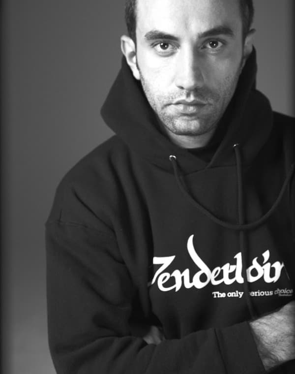 Givenchy. Hubert de Givenchy es reconocido por la marcada feminidad en cada uno de sus diseños. Su más reconocida embajadora fue Audrey Hepburn, quien con su elegancia y estilo único resaltó cada pieza del diseñador. Hoy Ricardo Tisci es el encargado de continuar con la historia de la legendaria firma.