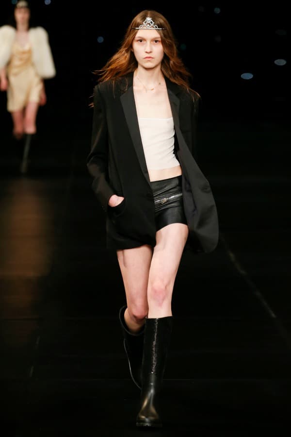 Hedi Slimane. Slimane ha logrado capturar la atención del mundo entero durante los últimos años con sus colecciones para Dior y Saint Laurent, en las cuales has sobresalido su estilo único y su capacidad para crear universos nuevos.