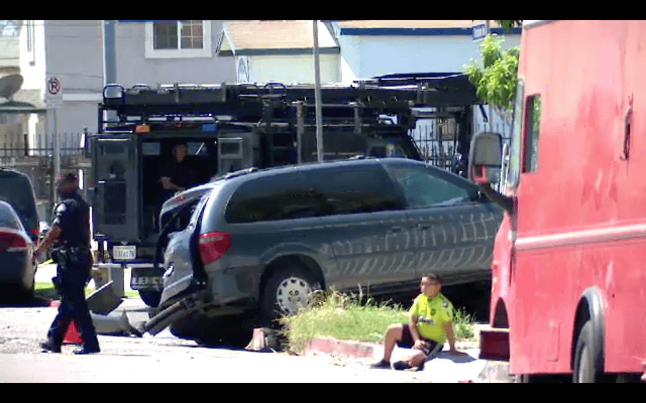 Policías buscan a tres sospechosos que les dispararon y huyeron en Compton