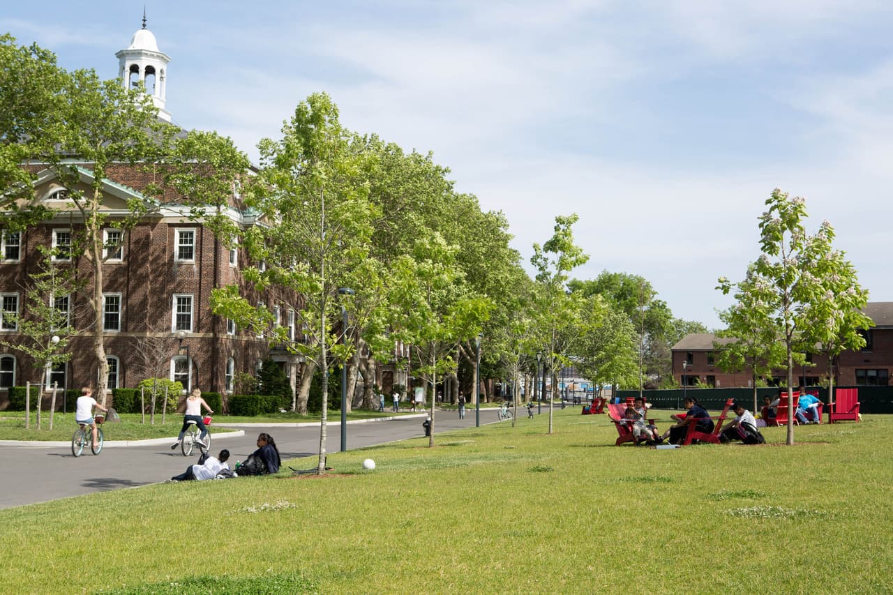 <b>Governors Island</b>
<br>
<br>Es una isla peatonal donde también puedes pasear en bicicleta y disfrutar de los Food Trucks.
<br>
<br>Además,
<b>de mayo a octubre hay eventos y talleres gratuitos el tercer sábado de cada mes.</b>
<br>