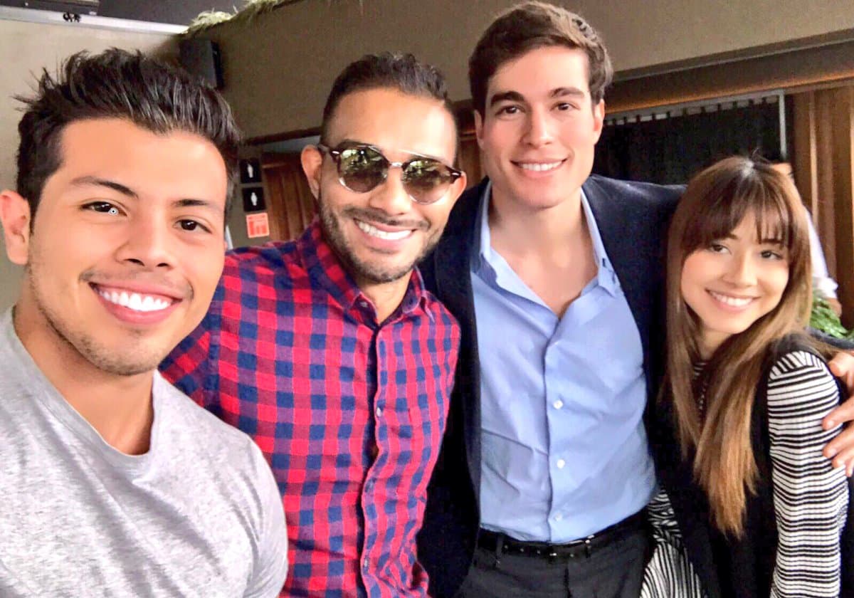 Cada vez que se presenta la oportunidad Ángela viaja a México para acompañar al actor en sus grabaciones y así ver el excelente trabajo que realiza en los melodramas.