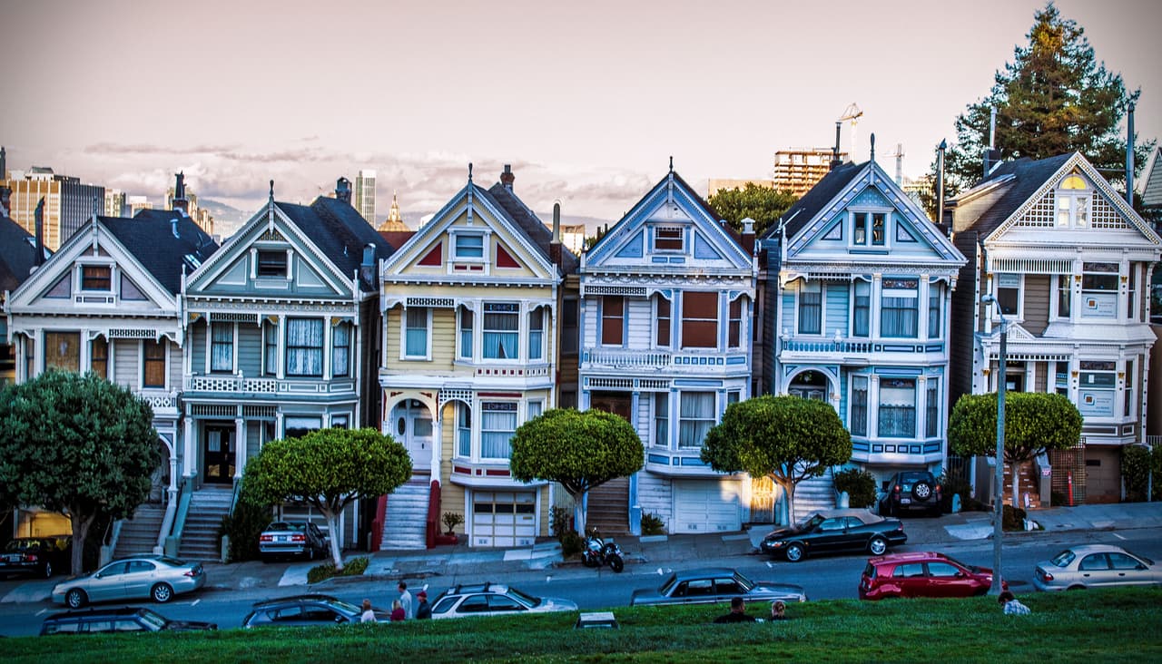 El alto precio de vivir en una típica residencia de comedia estadounidense