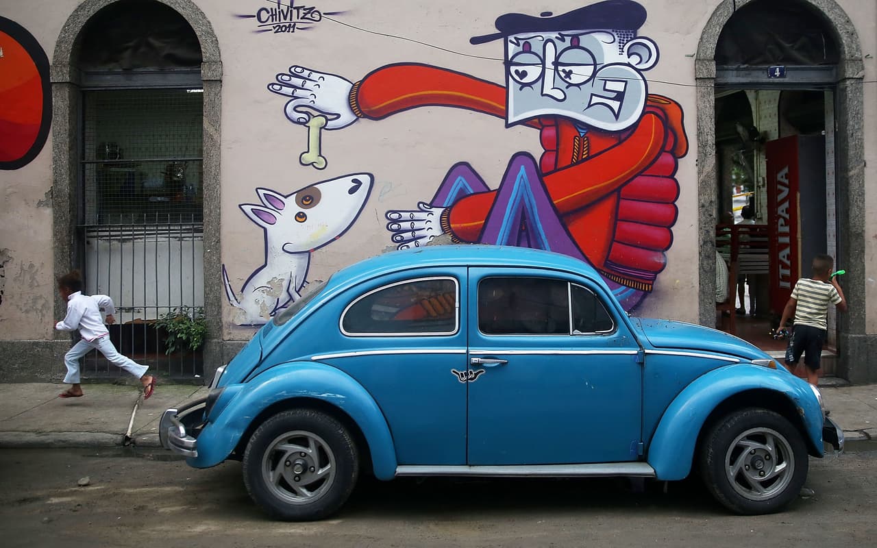 Este Volkswagen Tipo 1 estacionado en Rio de Janeiro fue producido localmente en la planta de Volkswagen de Brasil en Sao Bernardo Do Campo. Los brasileño también bautizaron al Beetle, en su caso con el nombre de
<i>Fusca</i>, que en portugués significa escarabajo.