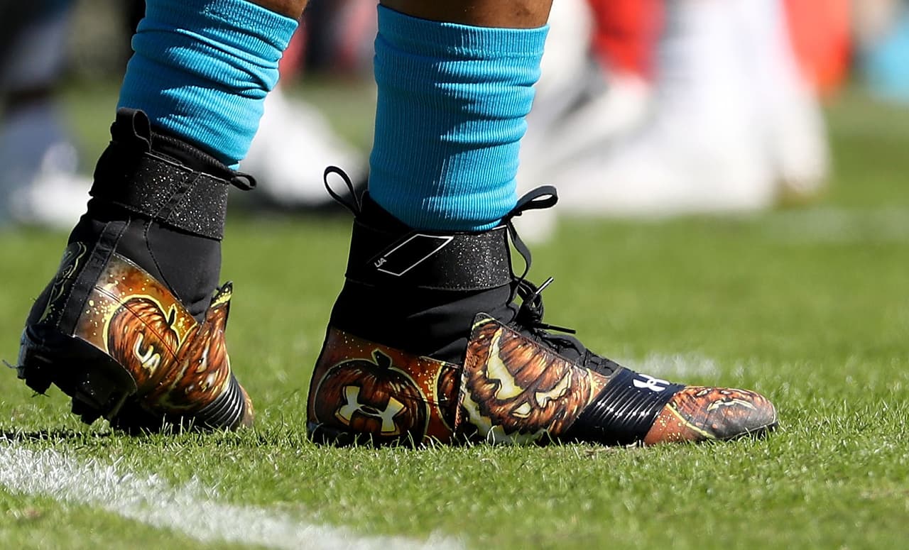 Durante un juego ante Baltimore Ravens en el Bank of America Stadium utilizó unos zapatos adecuados para la época de Halloween.