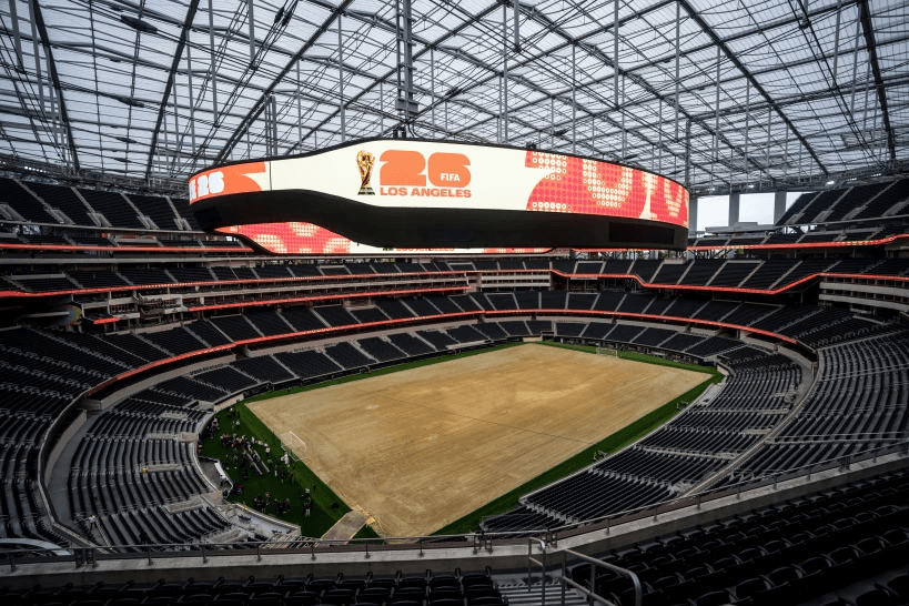 Trabajadores del estadio cerca de Los Ángeles votan a favor de la huelga previo al inicio de la Copa Mundial