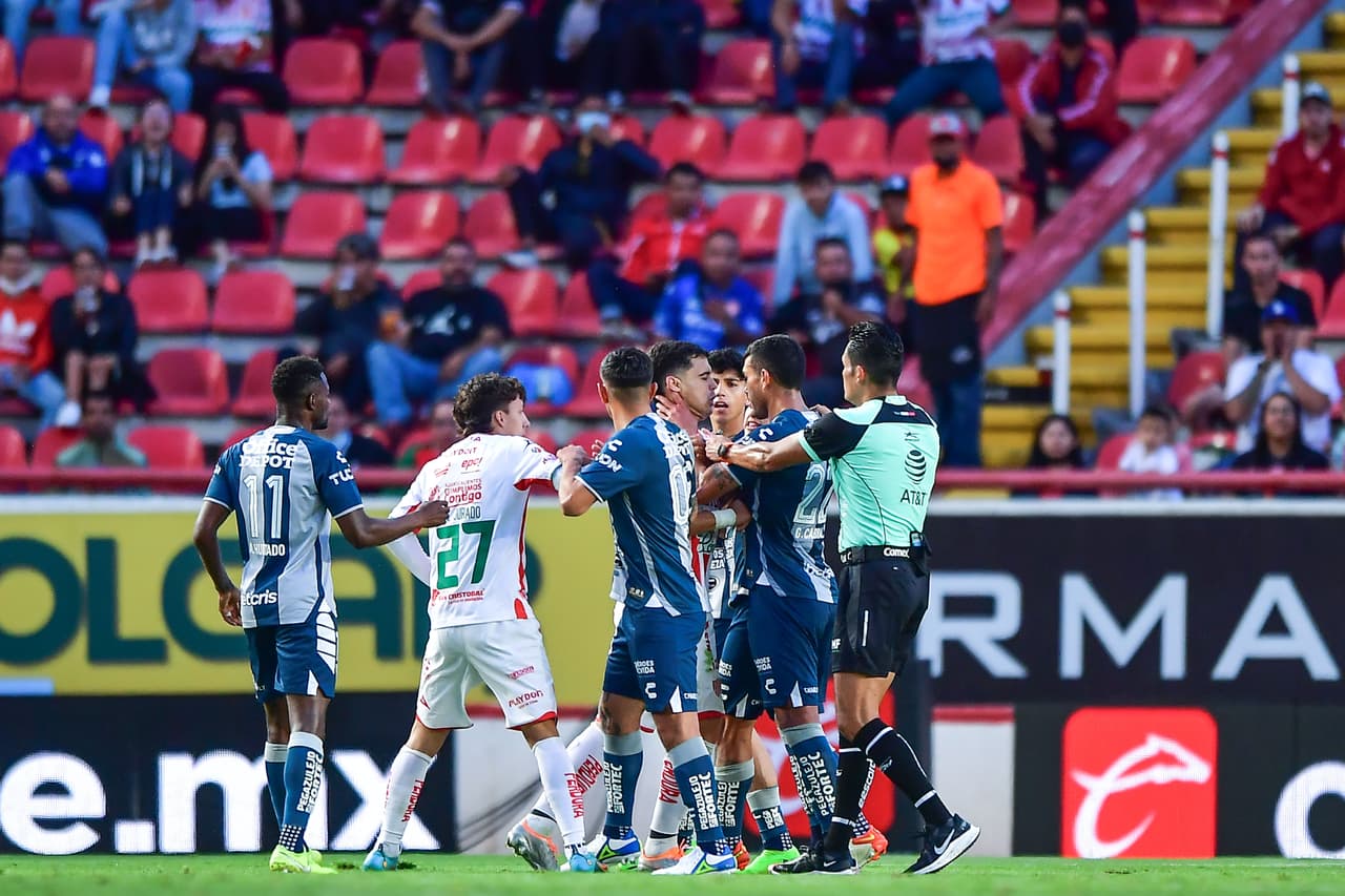 Necaxa toma rumbo en el Apertura 2022 y ahora le pegó a un Pachuca que ya suma tres partidos sin ganar en una descarga eléctrica que le vale para tres puntos muy importantes en el torneo gracias a los goles de Garnica y Giménez.