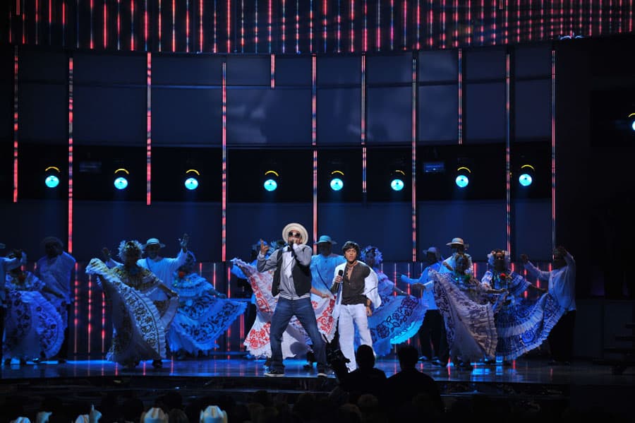 Flex lanzó el tema 'Te quiero' en 2008, colocándose como una de las promesas del género urbano. Un año después se presentó en la premiación al lado de Pee Wee.