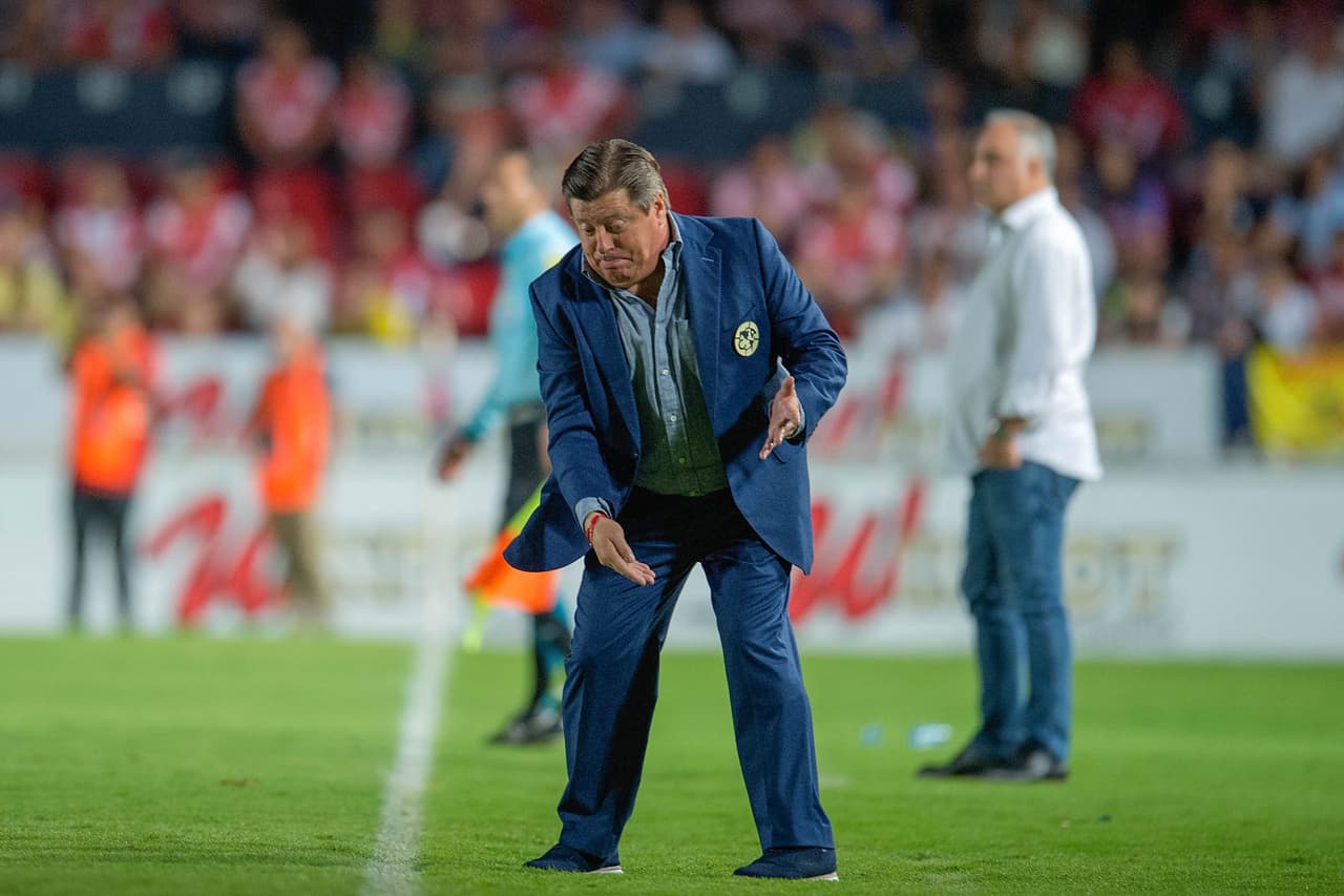 El 'Piojo' Herrera se desesperaba dando instrucciones a sus jugadores, que no encontraban cómo hacerle daño a los escualos.