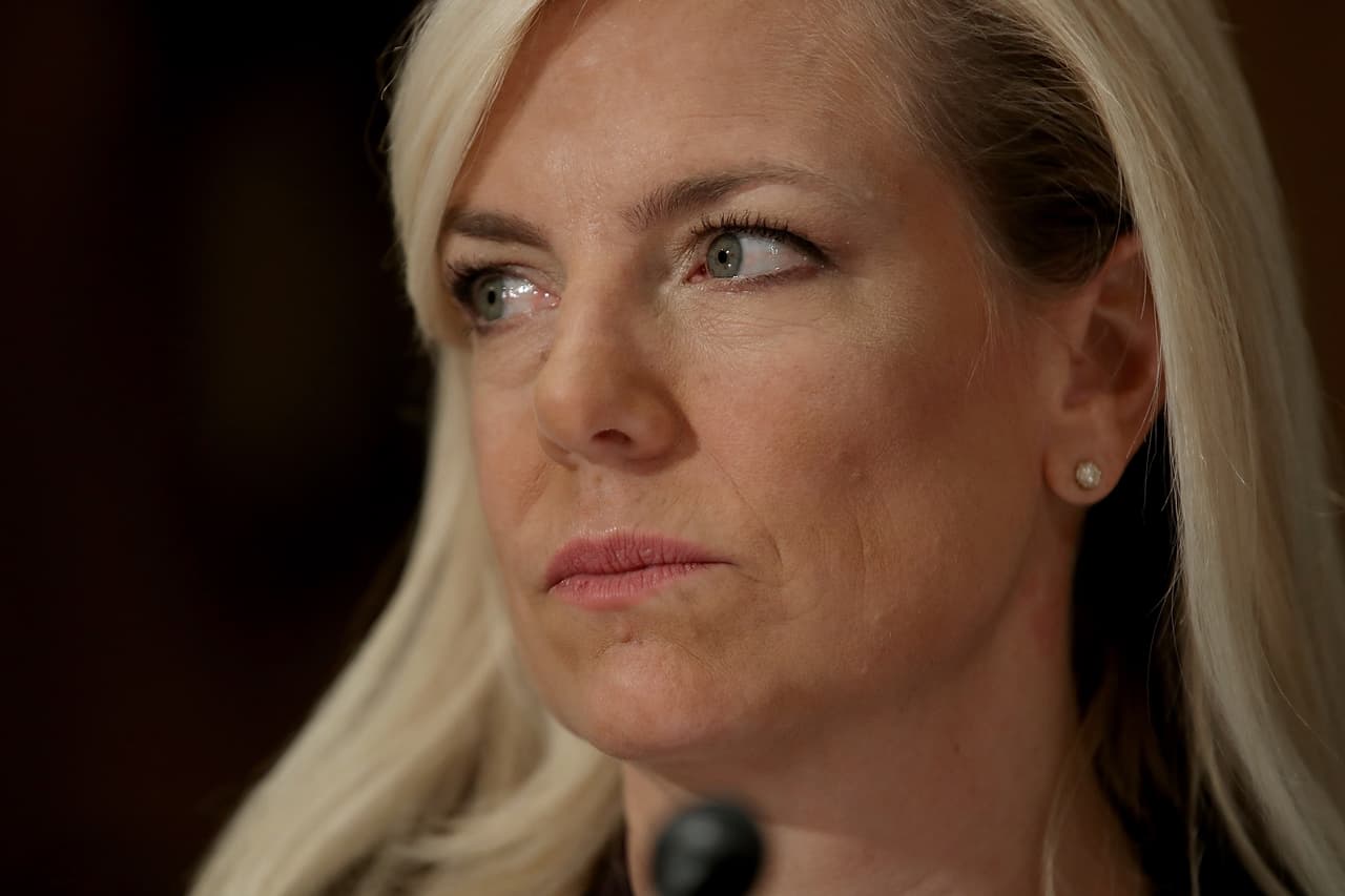 Renuncia secretaria de seguridad nacional de EEUU