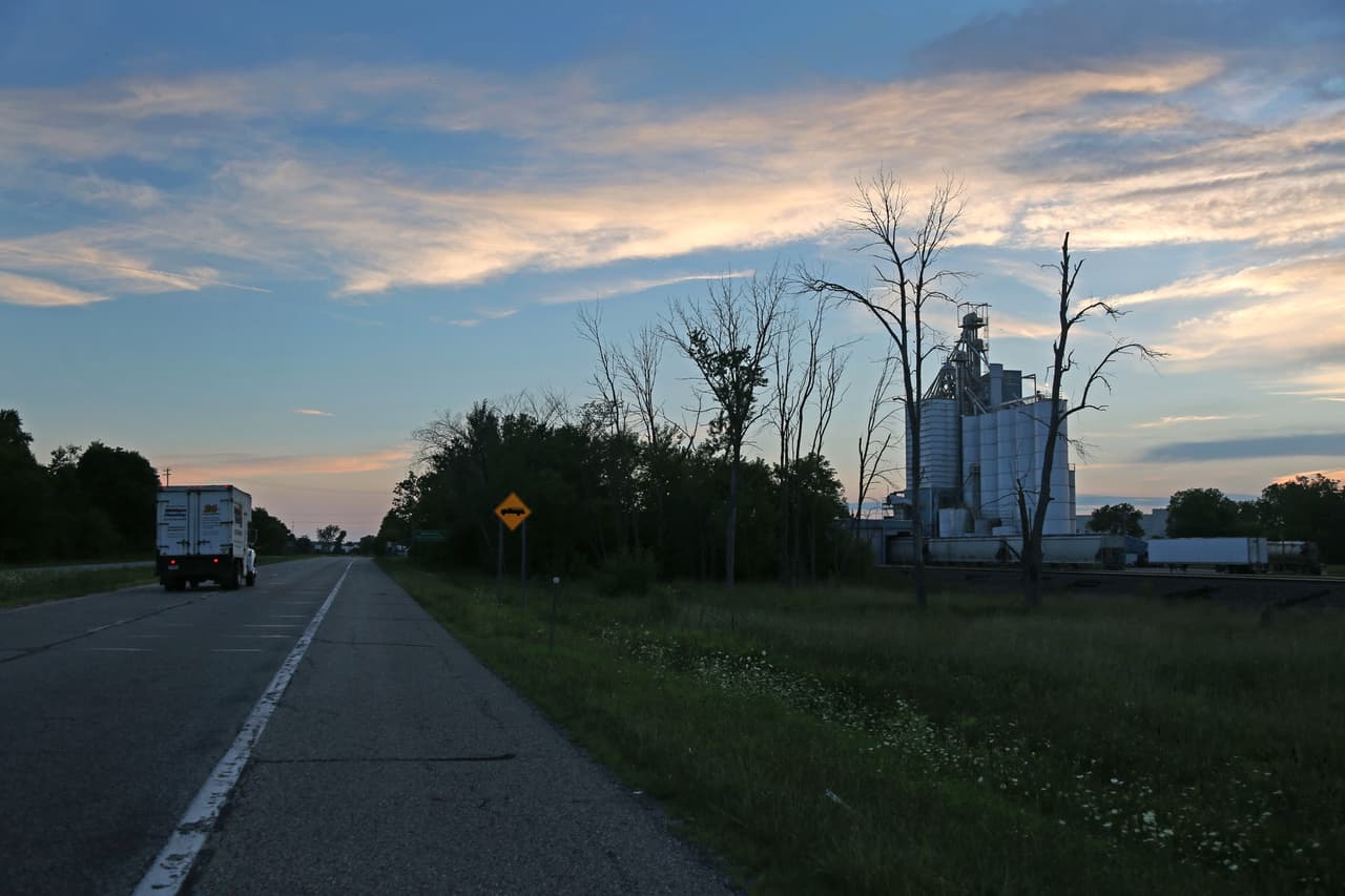 La carretera entre Dimondale y Lansing, Michigan, a minutos de donde habló Donald Trump el viernes en la noche, y a un par de millas de la fábrica de General Motors, el 19 de agosto de 2016.