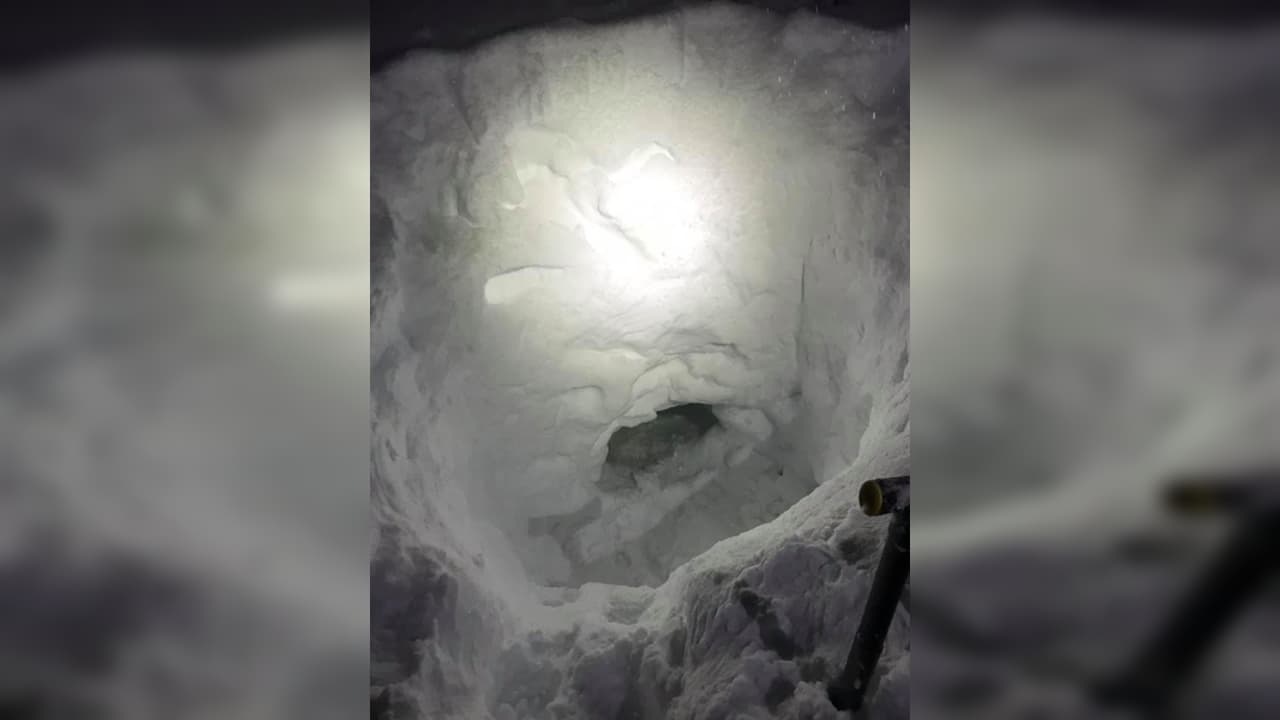 Un adolescente extraviado sobrevive al frío extremo tras construir una cueva de nieve donde esperó hasta ser rescatado