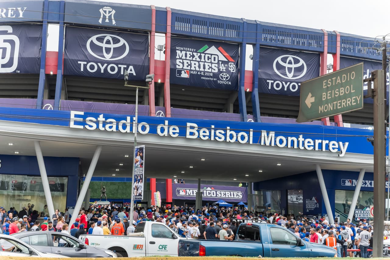 Los aficionados en el Estadio de Béisbol Monterrey previo al "Play Ball".