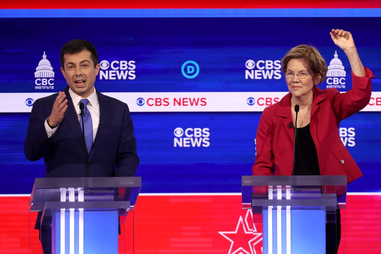 "No estoy esperando un escenario en el que todo se reduce a Donald Trump, con su nostalgia por el orden social de los años 50 y Bernie Sanders con una nostalgia por la política revolucionaria de los 60", dijo Buttigieg quien describió los últimos tres años bajo Trump como "caóticos, divisorios, tóxicos y agotadores".