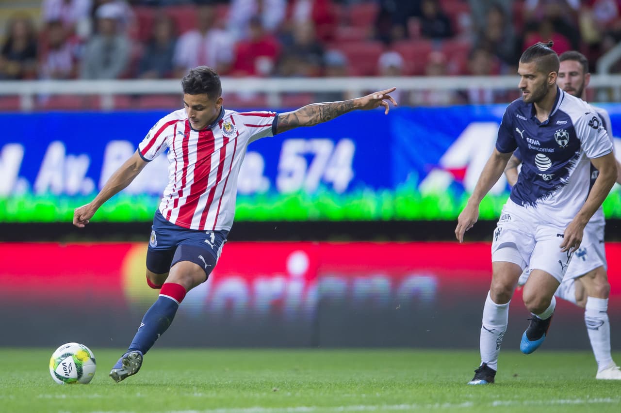 Alexis Vega (izquierda) probó suerte en busca del gol para Chivas desde la media distancia.