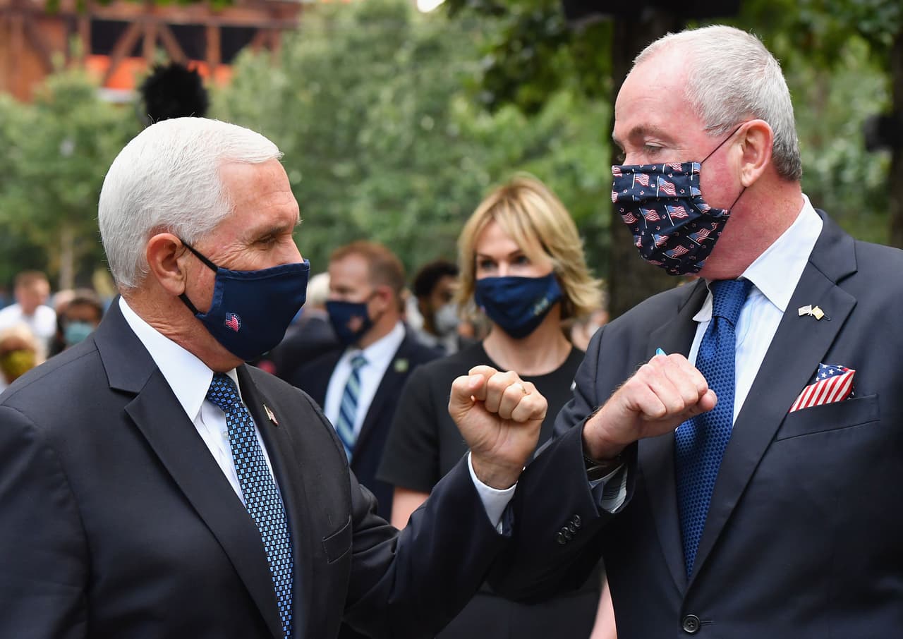 Otros encuentros entre demócratas y republicanos tuvieron lugar. En la foto, el gobernador Phil Murphy saluda a Pence.
