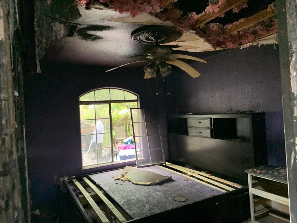 El incendio redujo el trabajo de una vida a cenizas y escombros, y las pérdidas alcanzan los 250 mil dólares. La pareja de ancianos no contaba con seguro de incendios, por lo que hoy deben además pagar por la limpieza del lugar.