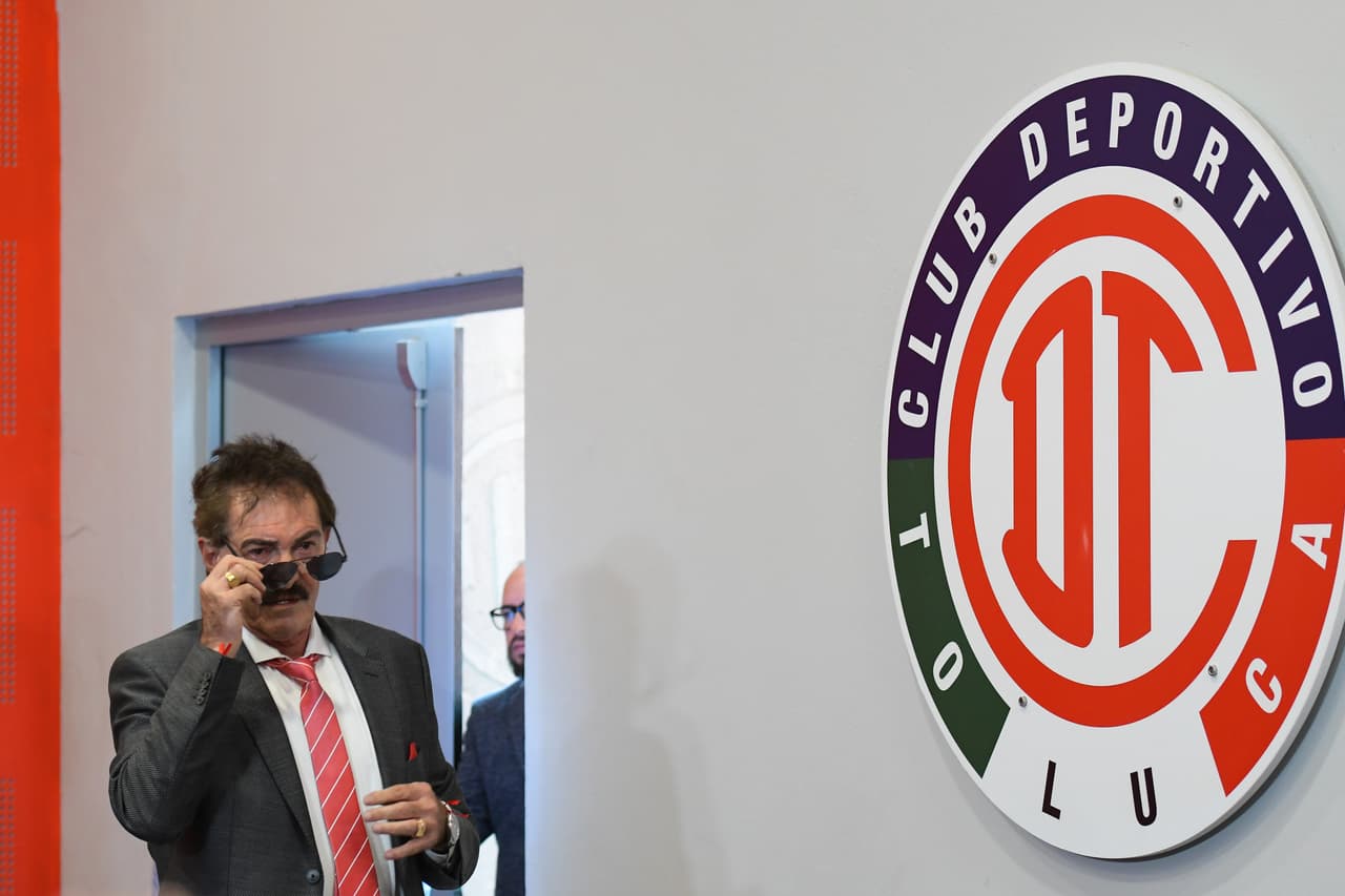 Y así fue como apareció un viejo conocido del club y de la afició, Ricardo Antonio La Volpe, durante su presentación como director técnico del Club Deportivo Toluca.