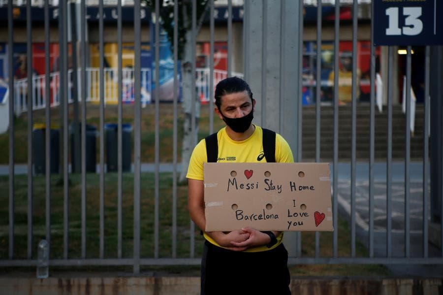 Fanáticos culés mostraron su descontento con la directiva blaugrana tras conocer el deseo de Lionel Messi de salir de la institución.