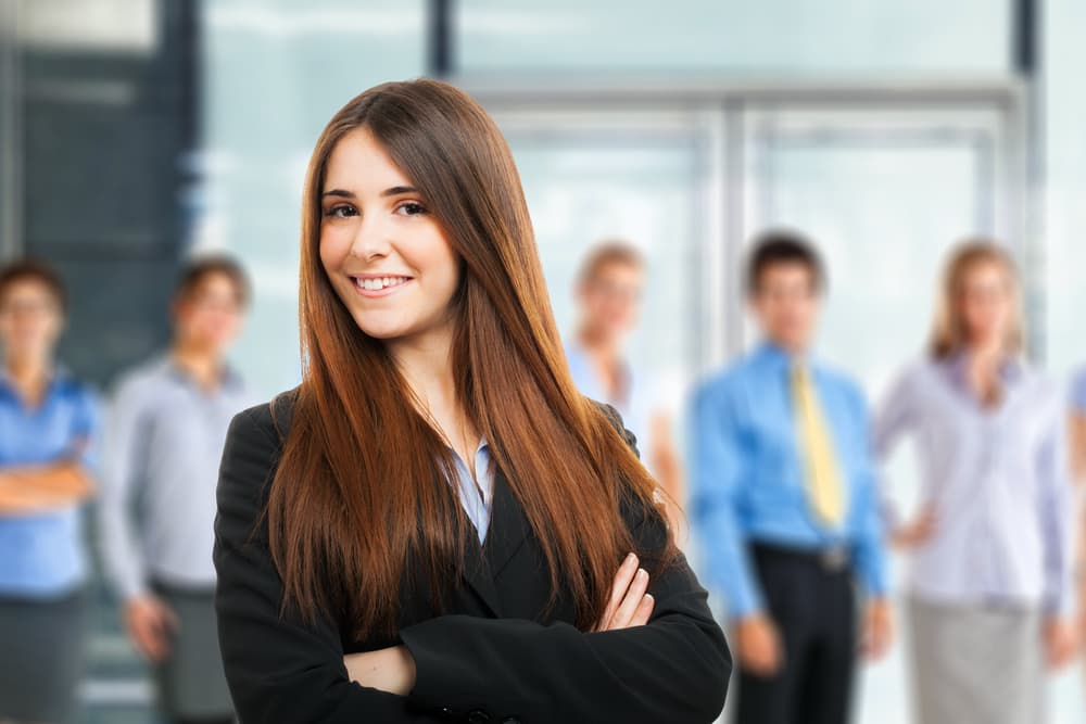 Hay muchas opciones frente a ti y las posibilidades de un empleo nuevo que te dará una mejor posición en los próximos meses. Si te has inquietado por algún cambio laboral reciente no dejes que ese estado de ánimo te estropee tu realidad en este mes de octubre. Verás con satisfacción cómo se empiezan a abrir caminos que estaban cerrados y gracias a tu actitud positiva y entusiasta ante la vida, aquello que parecía difícil o imposible dejará de serlo. Un mes excitante, Leo, sobre todo por los que están solteros y se encuentran iniciando una relación en estos momentos.