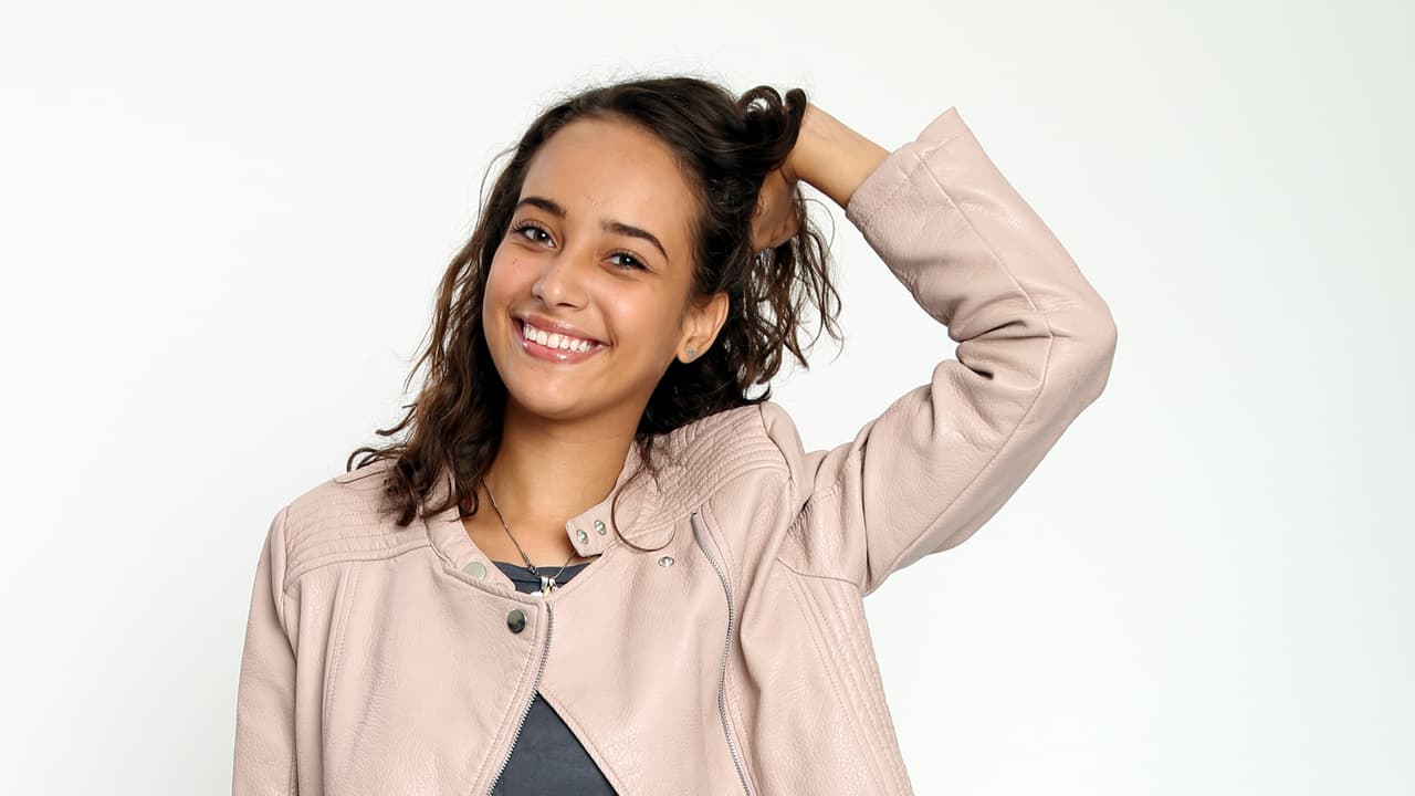 Verónica encanta con su voz y dulzura.