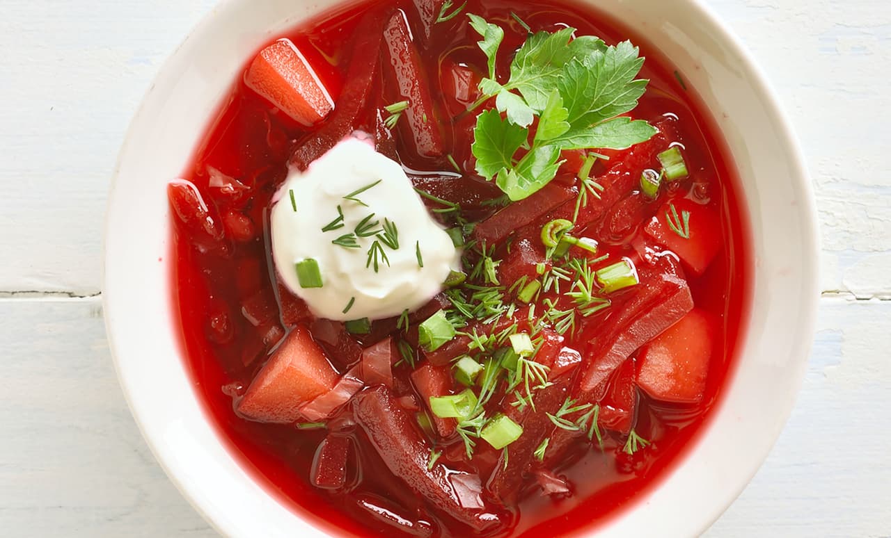 <b>Borscht </b>
<br>
<br>
<b>Origen: Ucrania</b>
<br>
<br>Esta popular sopa de Europa del Este se realiza a base de remolachas tiernas y a menudo se acompaña con una cucharada de crema agria. Su peculiar acidez la obtiene del kvass, un jugo de remolacha lactofermentado que es otra especialidad regional.
<br>
<br>El origen de esta sopa es a veces atribuido a Rusia, pero un movimiento de cocineros ucranianos busca que su versión sea admitida en la Lista del Patrimonio Mundial de la UNESCO.
<br>