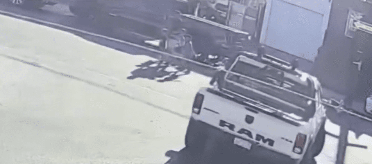 El trágico accidente sucedió cuando Jonathan caminaba al lado de su padre y sus dos hermanos, de regreso a casa,
<b>después de una tarde de juegos en el parque. </b>