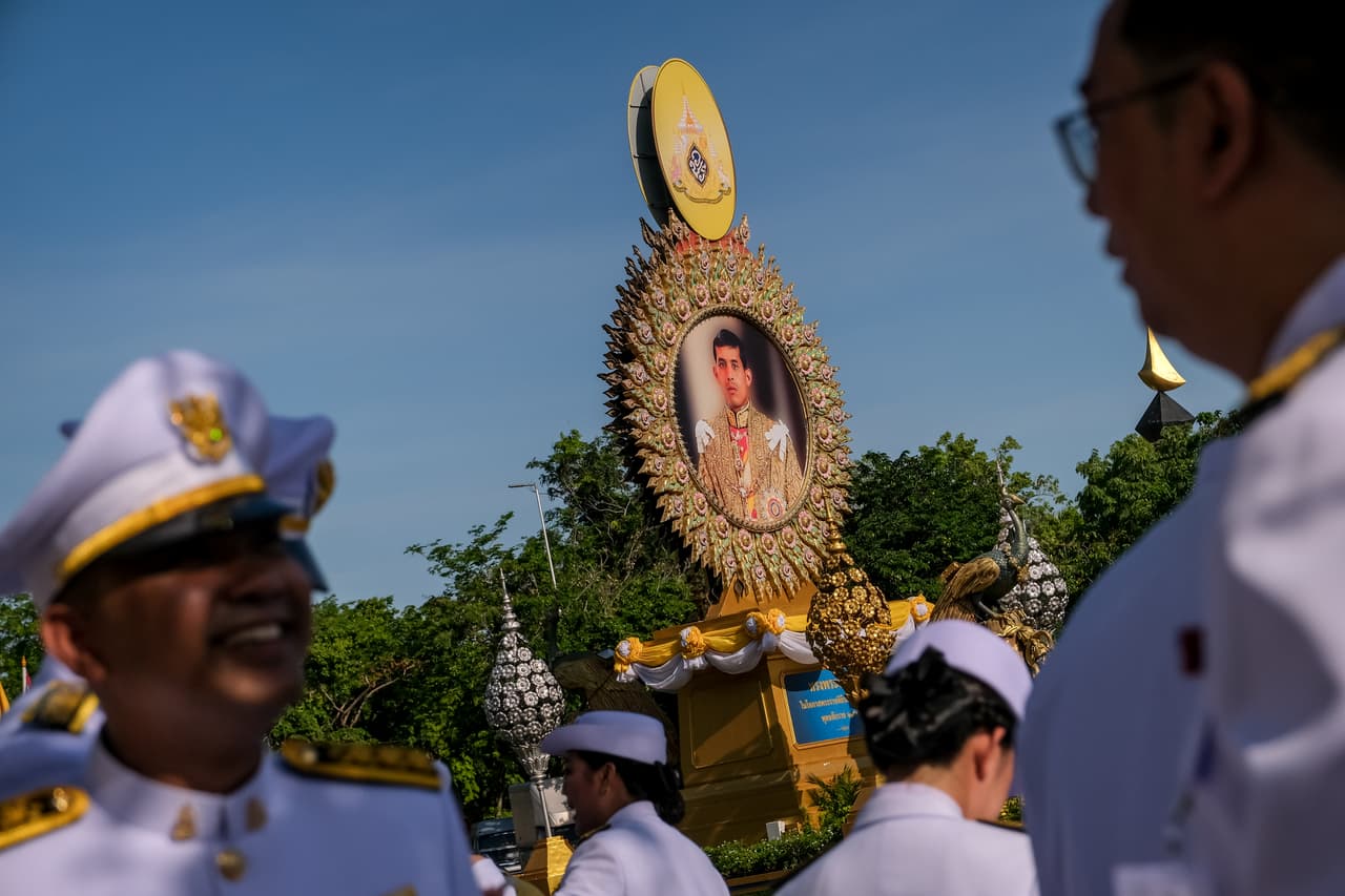 Ministros y empleados del gobierno asistieron a la coronación bajo un sofocante calor. Ningún líder extranjero fue invitado a las ceremonias, de acuerdo con la "tradición", según informó la cancillería.