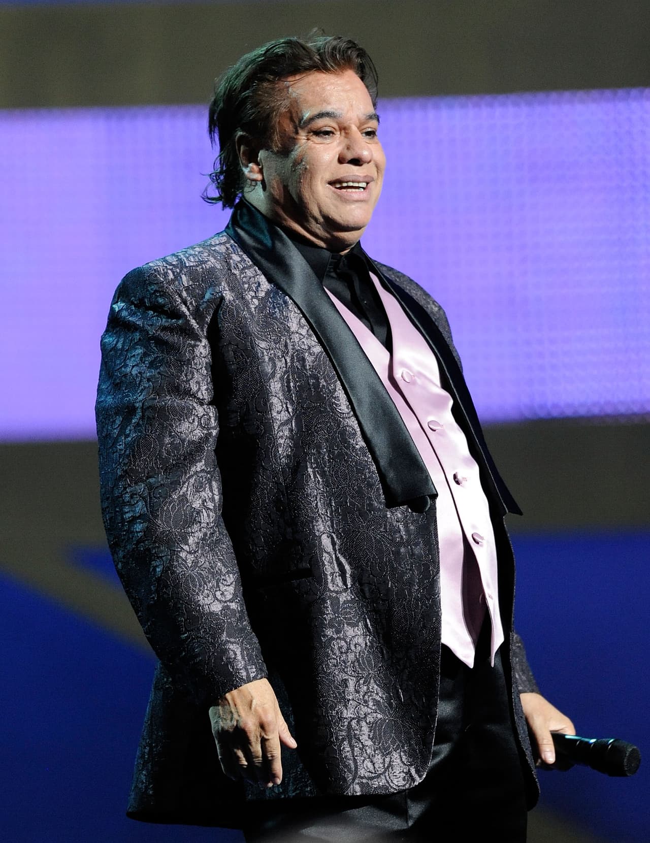 El 'Divo de Juárez' no escatimó en los looks que lo caracterizaron desde siempre. Según Peimbert, el cantautor contaba con diseños de más de 5 mil dólares, al menos eso invirtió para el vestuario de su última gira.