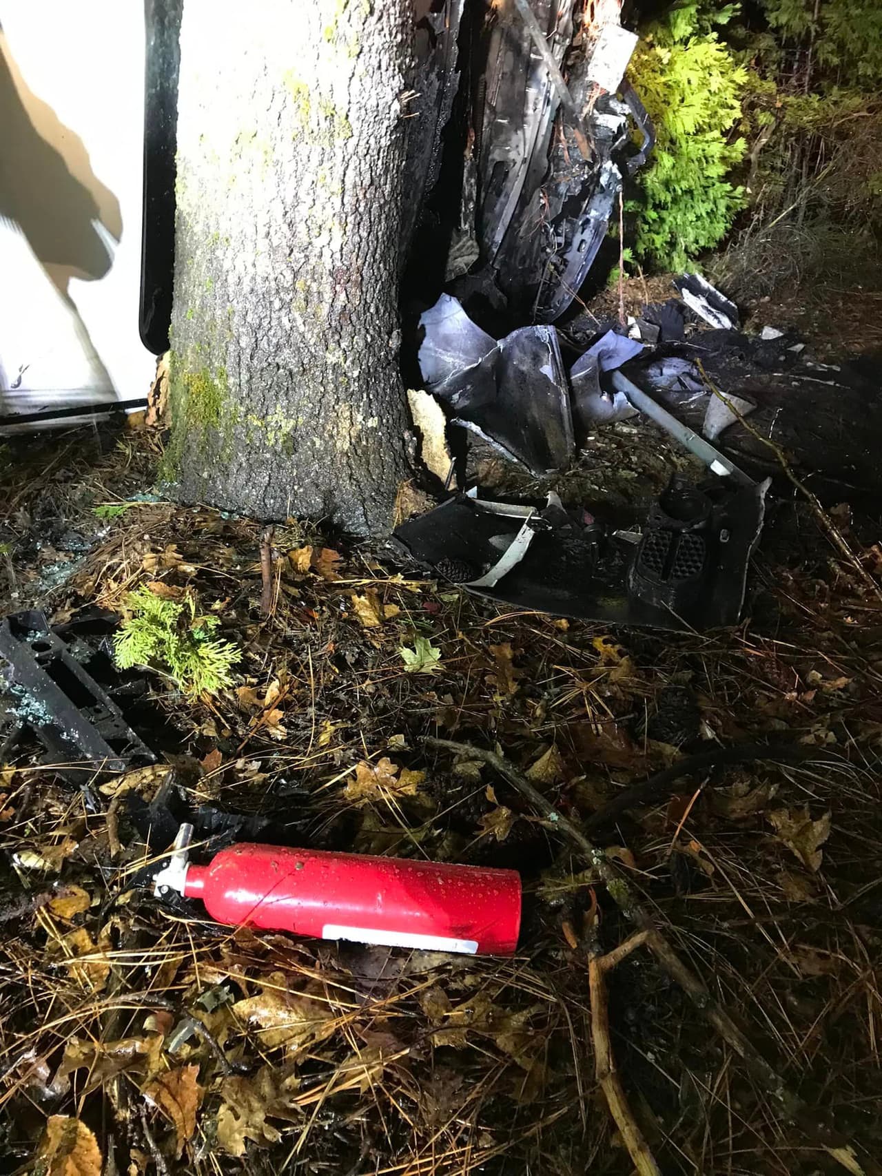 Rescatan a una persona de un vehículo en llamas